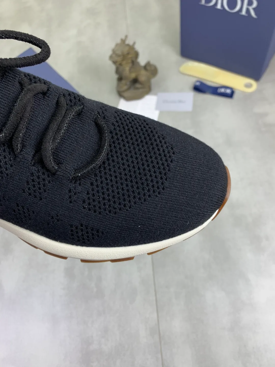 Men's men's shoes P400 new Dior Tech sneakers 2026 early spring series new products, with fashionable details, highlighting retro aesthetics. The fly-knit upper is spliced ​​with the sides of apricot transparent mesh fabric, and the leading edge of the upper window is laminated with high-frequency flat ironing and counter-pressure. The original craftsmanship is beautiful, comfortable and does not fall off. The interior is made of tonal sheep lining, which is soft and comfortable. The heel and tongue are embellished with the Paris logo. The textured TPU soles with the same tonal logo add to the high-end style.  Code number: 38-45 (46 customized)